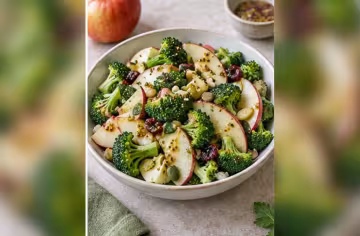 Brokkoli-Apfel-Salat mit Senfdressing