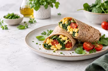 Frühstücks-Wrap mit Ei, Spinat und Tomaten