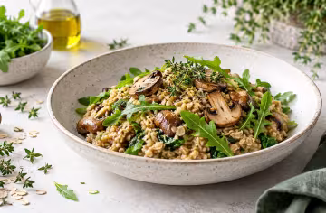 Herzhafte Haferpfanne mit Pilzen und Rucola