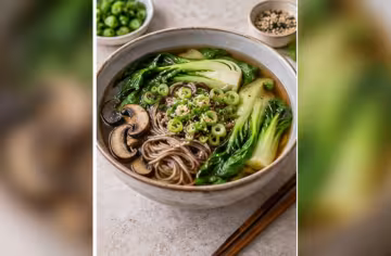 Schnelle Miso-Nudelsuppe mit Pak Choi