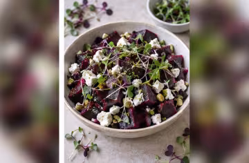 Rote-Bete-Feta-Salat mit Microgreens