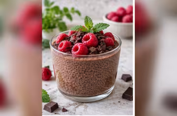 Schokoladen-Chia-Pudding mit Himbeeren