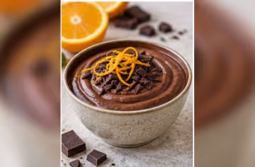 Dunkle Schokoladenmousse mit Orange